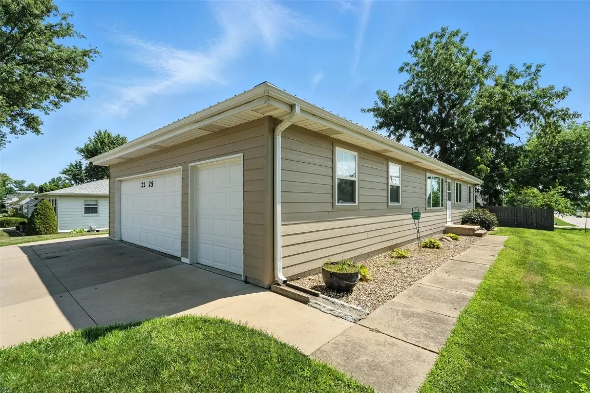 2225 26th Street Sw, Cedar Rapids, IA 52404 - Image #1