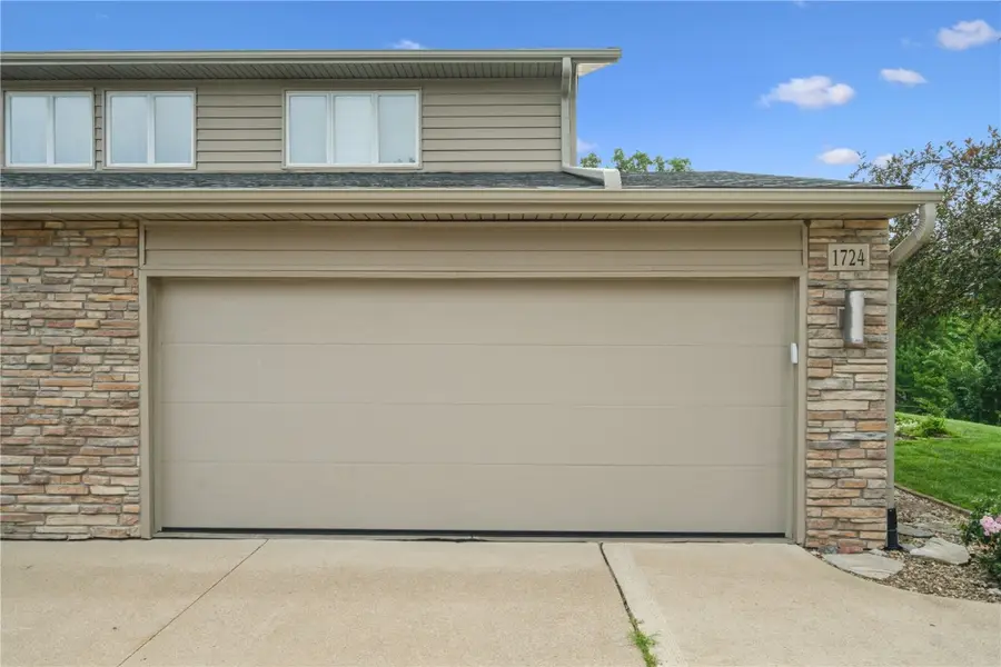 1724 Applewood Place Ne, Cedar Rapids, IA 52402 - Image #2