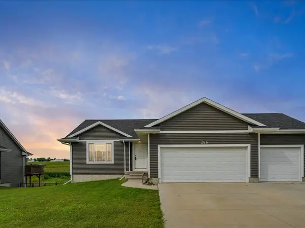 1719 Prairie Rose Dr, Cedar Rapids, IA 52404