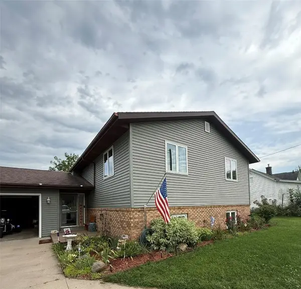 910 G Avenue, Vinton, IA 52349