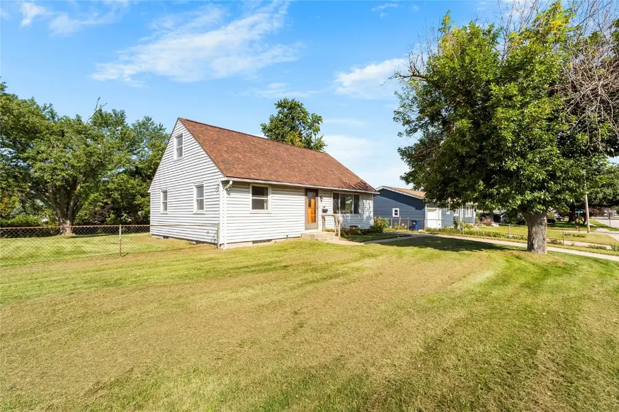 306 10th Avenue, Hiawatha, IA 52233 - Image #2