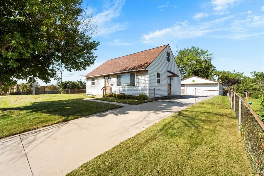 306 10th Avenue, Hiawatha, IA 52233 - Image #3