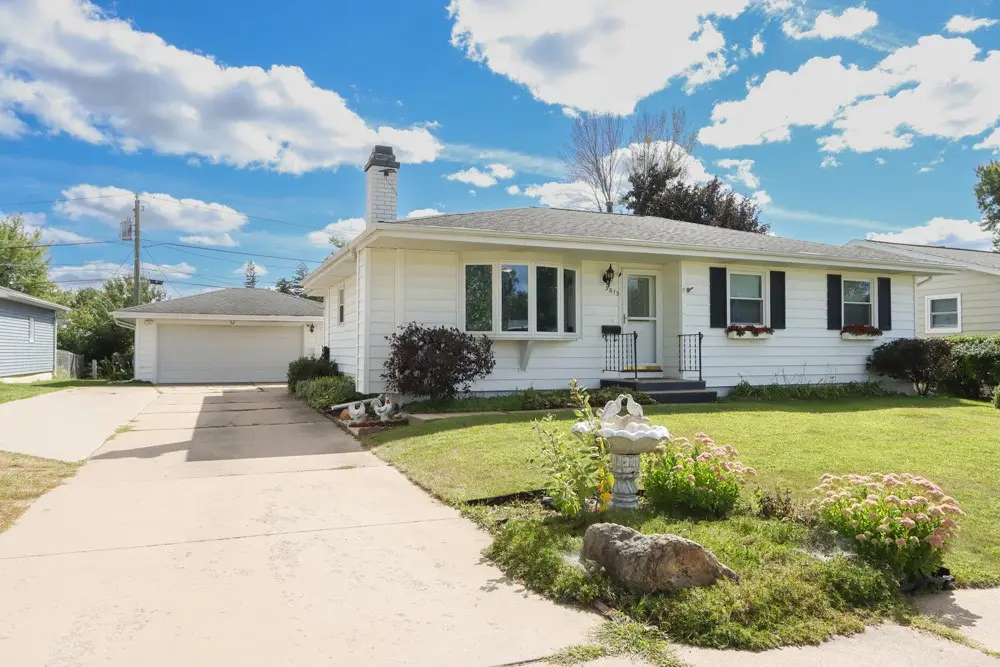 3013 Sue Ln Nw, Cedar Rapids, IA 52405 - Image #1