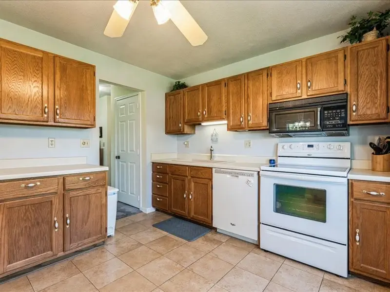 3608 Foxborough Terrace Ne #B, Cedar Rapids, IA 52402 - Image #2