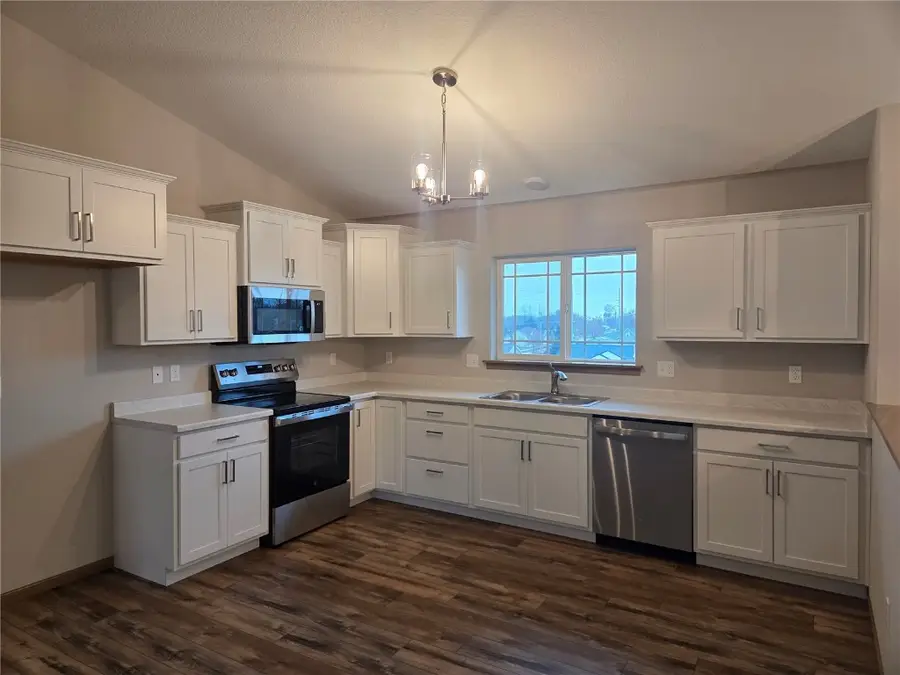 1824 Holly Meadow Avenue Sw, Cedar Rapids, IA 52404 - Image #2