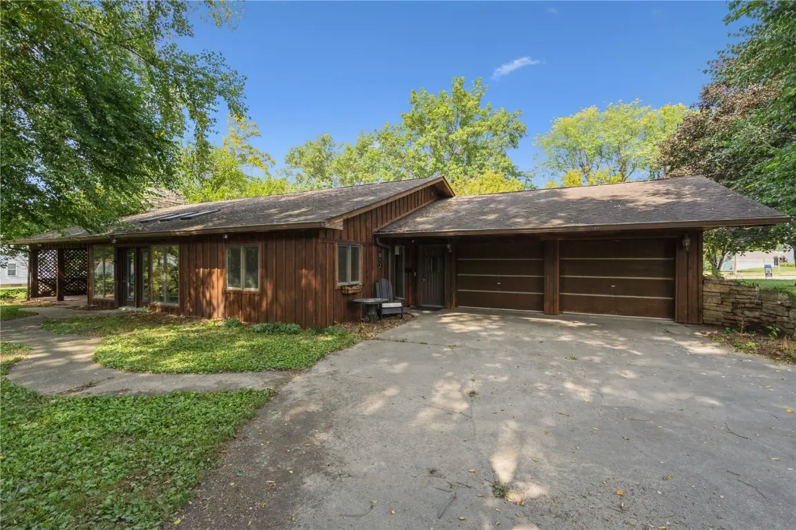 912 E 2nd St, Vinton, IA 52349 - Image #1