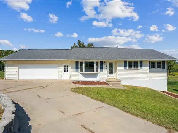 3430 Twin Lake View Dr Ne, North Liberty, IA 52317
