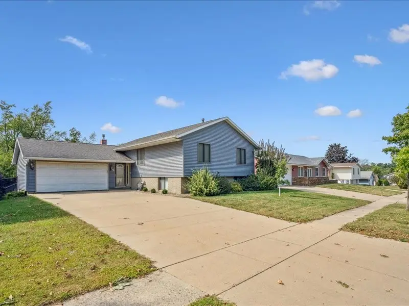 56 Julia Anne Drive Nw, Cedar Rapids, IA 52405 - Image #2