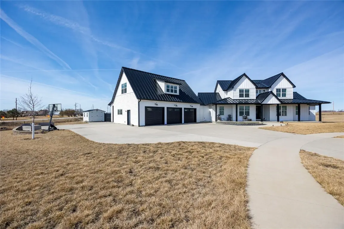 1114 Towne Centre Court, Urbana, IA 52345 - Image #1