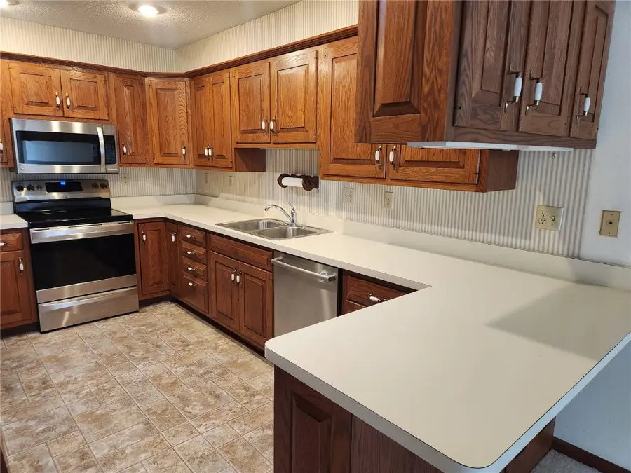 1585 Matterhorn Drive Ne, Cedar Rapids, IA 52402 - Image #2