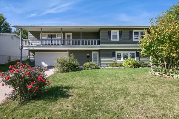 150 Meadowlark Lane Nw, Cedar Rapids, IA 52405