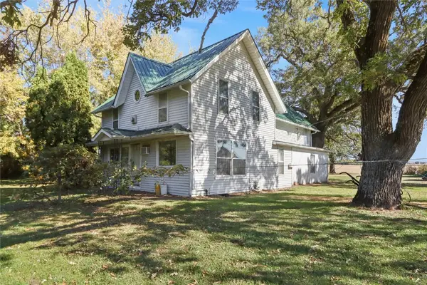 4705 Prairieburg Rd, Anamosa, IA 52205