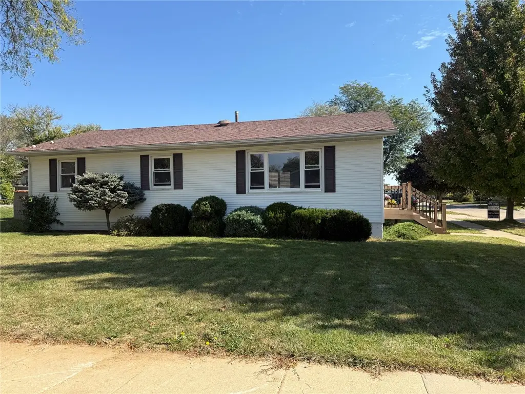 1613 South View Dr Nw, Cedar Rapids, IA 52405 - Image #1