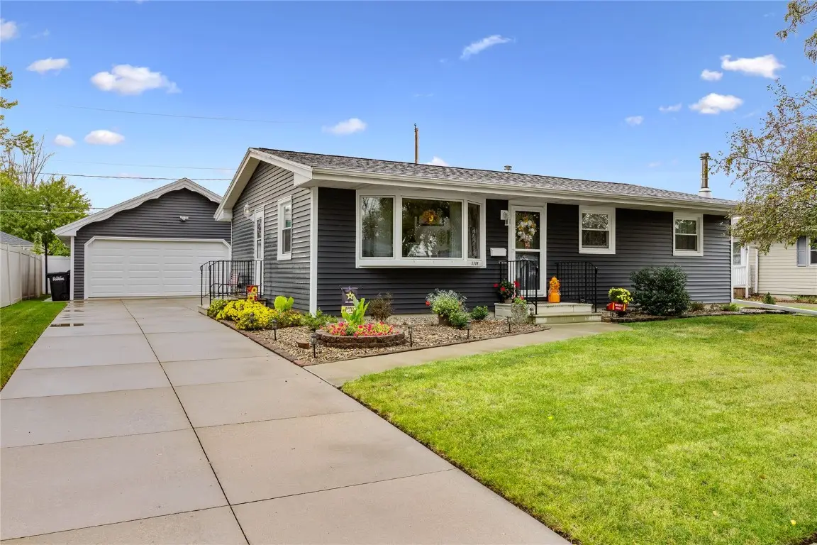 1785 Valleyview Drive, Marion, IA 52302 - Image #1