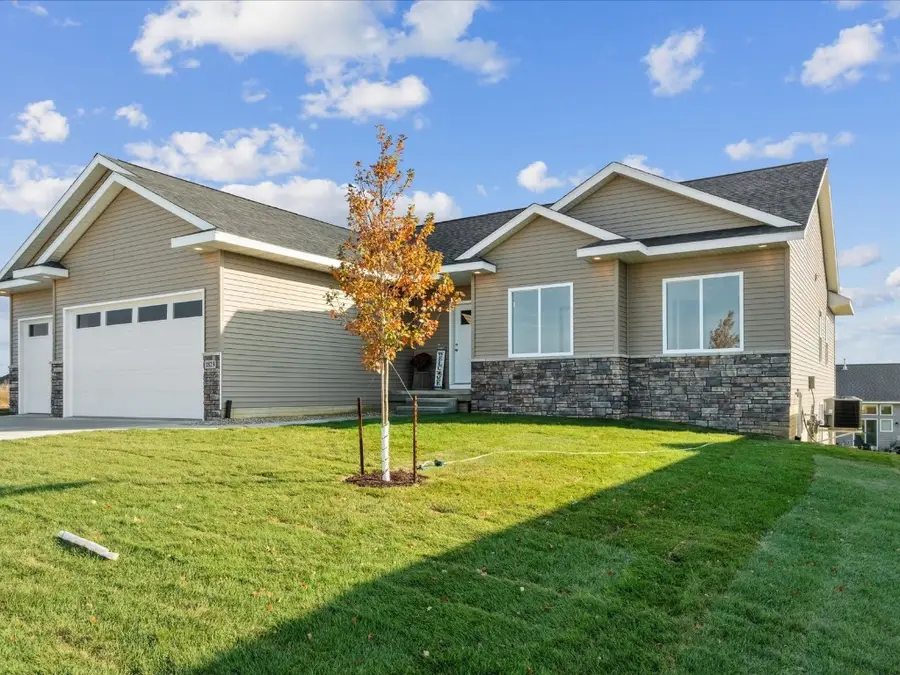 1823 Glen Rock Dr, Marion, IA 52302 - Image #2