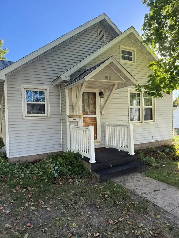 812 E 9th Street, Vinton, IA 52349