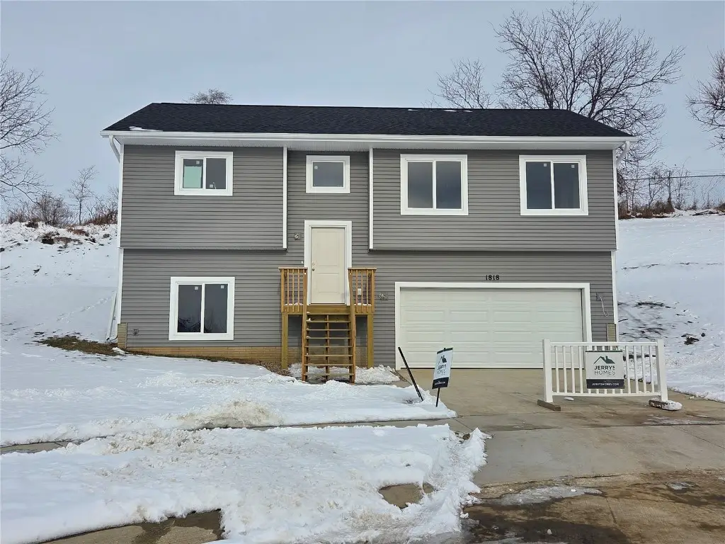 1818 Holly Meadow Avenue Sw, Cedar Rapids, IA 52404 - Image #1