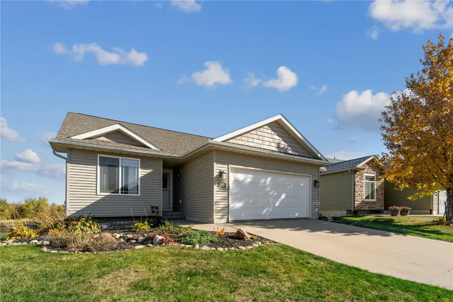 142 Brighton Circle Sw, Cedar Rapids, IA 52404 - Image #2
