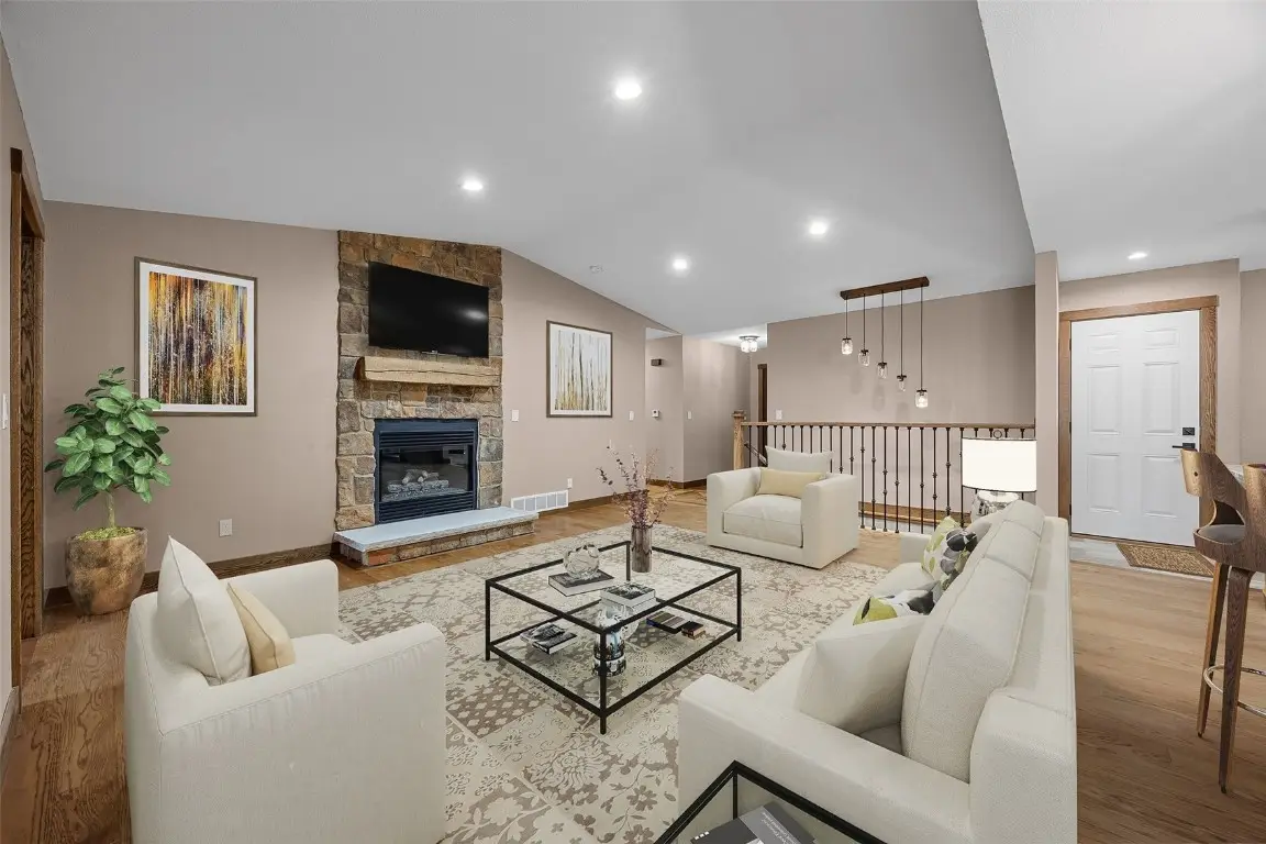 1355 Robins Road, Hiawatha, IA 52233 - Image #1