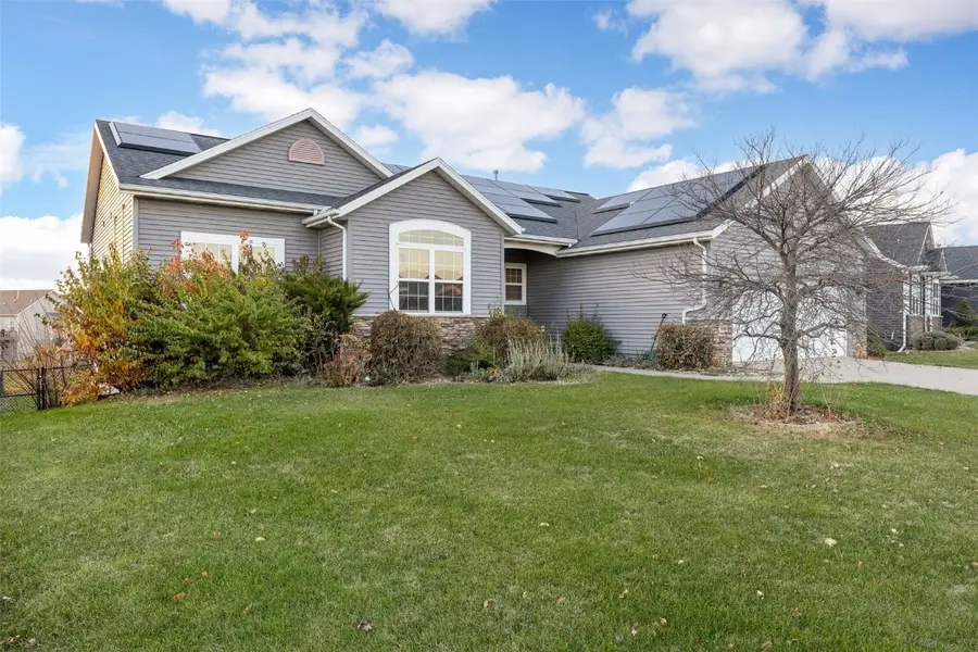 916 Blue Stone Street Nw, Cedar Rapids, IA 52405 - Image #2