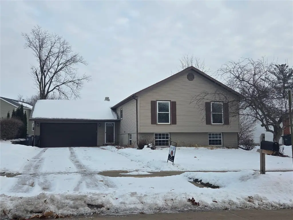 342 Cambridge Drive Ne, Cedar Rapids, IA 52402 - Image #1