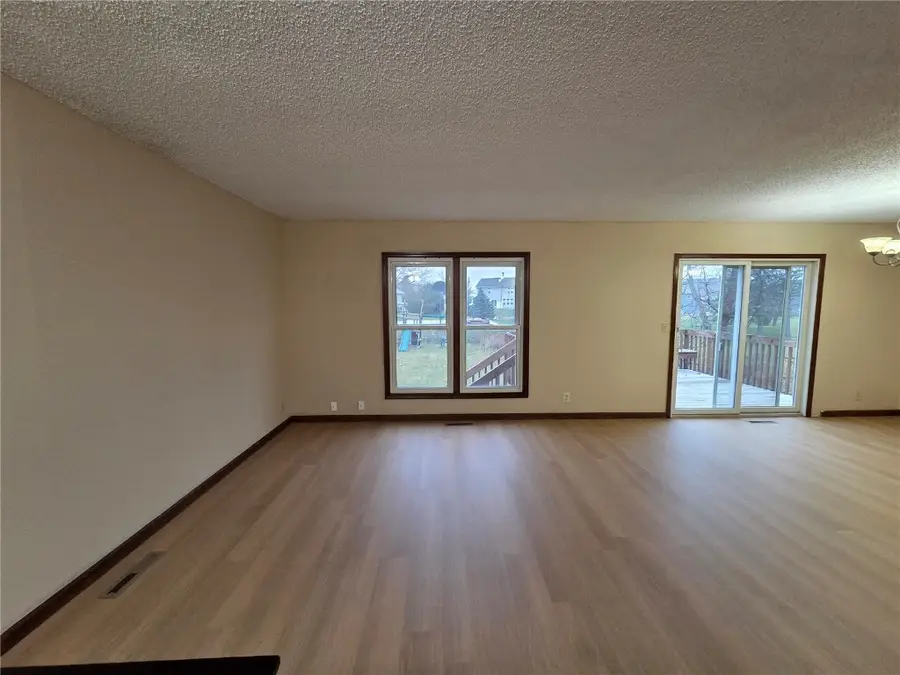 342 Cambridge Drive Ne, Cedar Rapids, IA 52402 - Image #3