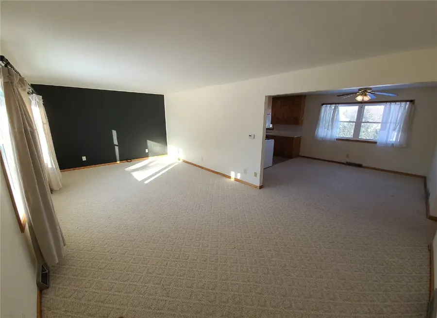 915 E 2nd Street, Vinton, IA 52349 - Image #2