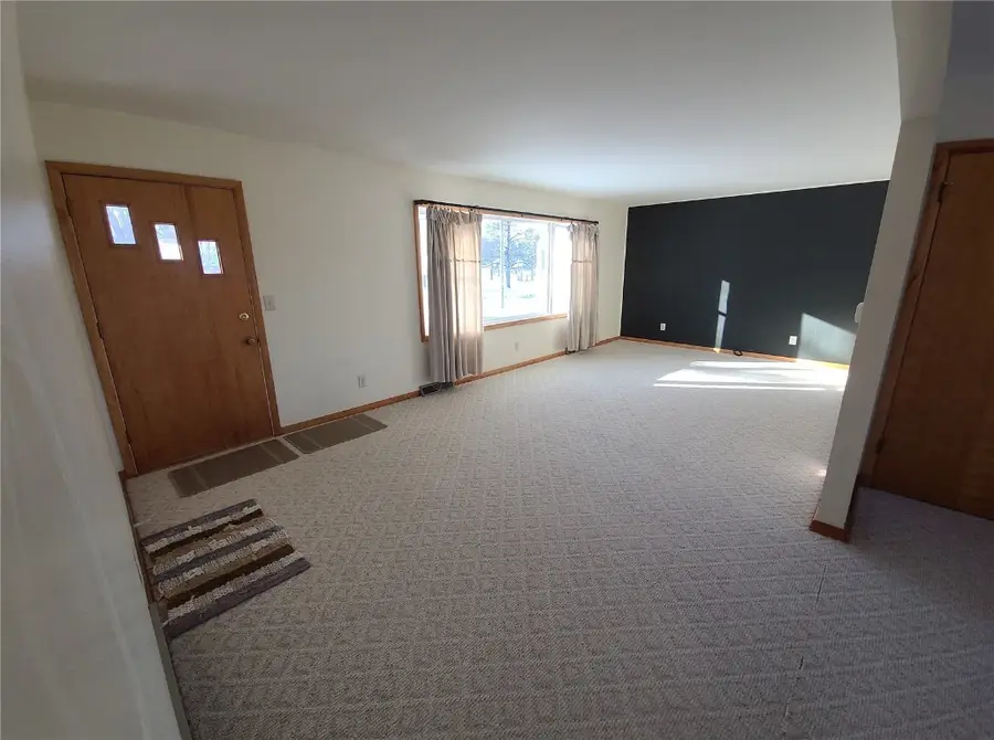 915 E 2nd Street, Vinton, IA 52349 - Image #3