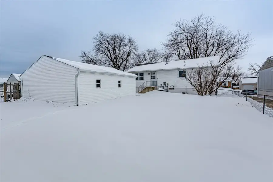 6008 Eastview Avenue Sw, Cedar Rapids, IA 52404 - Image #2