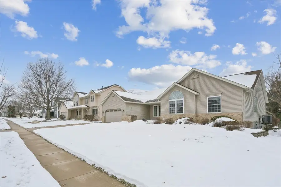 7320 Hampshire Drive Ne, Cedar Rapids, IA 52402 - Image #2