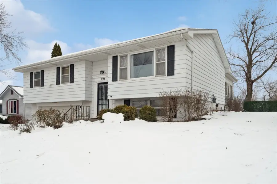 225 31st Street Nw, Cedar Rapids, IA 52405 - Image #2