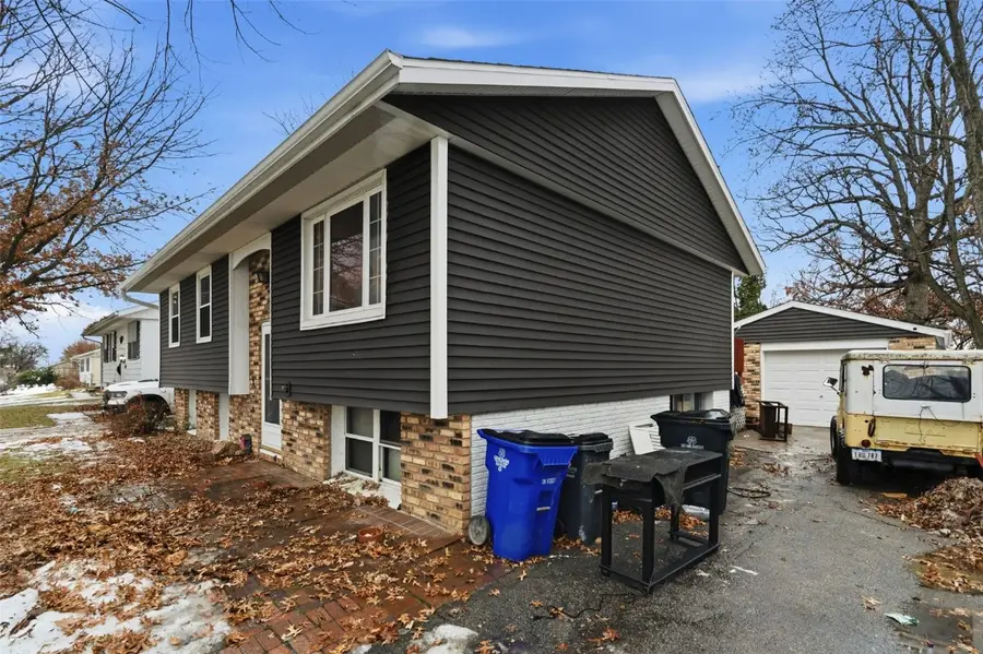 6807 Kingswood Lane Ne, Cedar Rapids, IA 52402 - Image #2