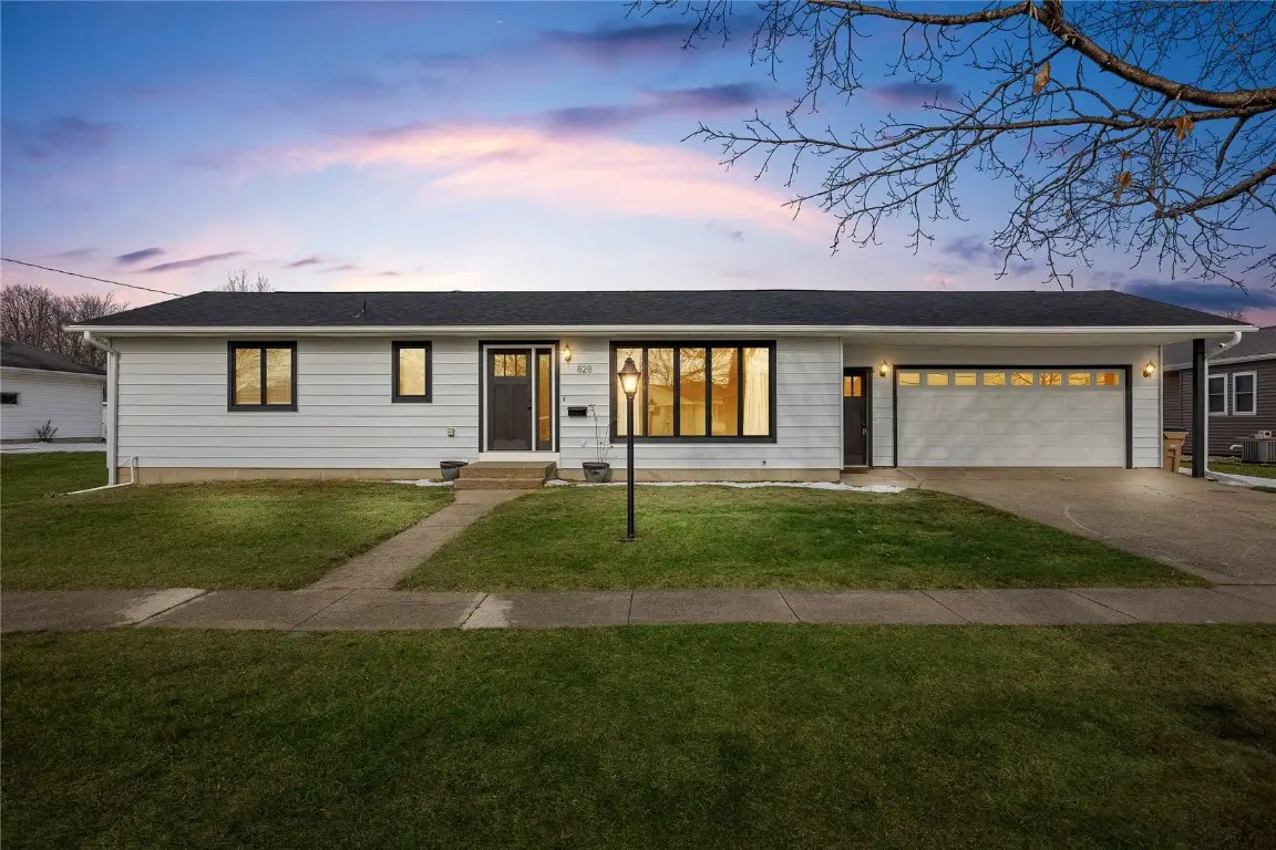 828 E Butler Street, Manchester, IA 52057 - Image #1