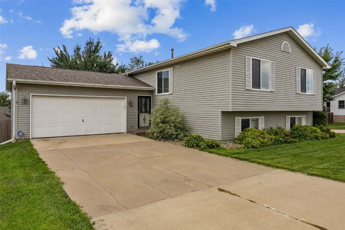3205 33rd Avenue Sw, Cedar Rapids, IA 52404 - Image #1