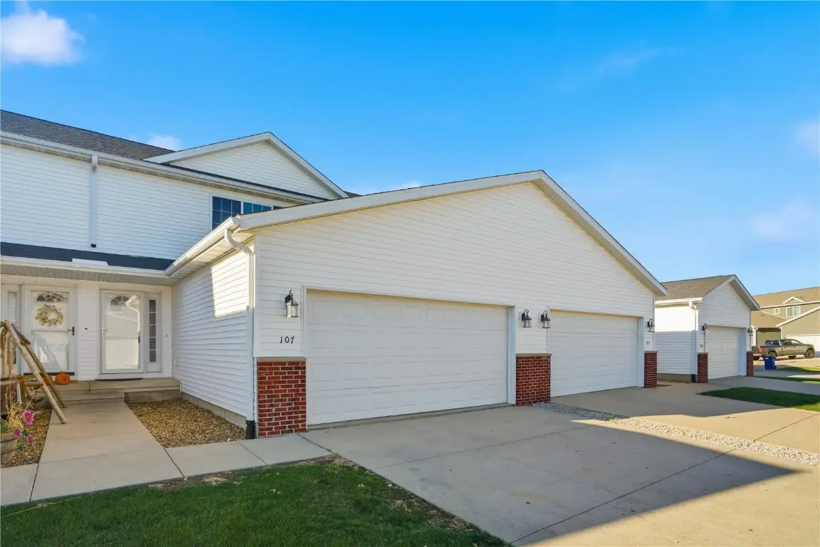 107 Woodstone Lane Sw, Cedar Rapids, IA 52404 - Image #1