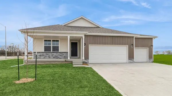 2879 Grassland Court, Hiawatha, IA 52233
