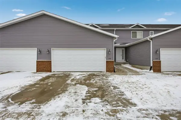 135 Woodstone Lane, Cedar Rapids, IA 52404