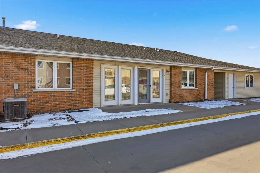 732 S Market Street #6, Solon, IA 52333 - #2