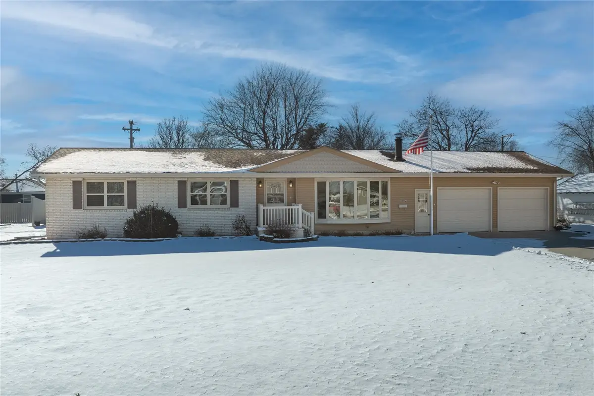 1402 E 3rd Street, Vinton, IA 52349 - #1