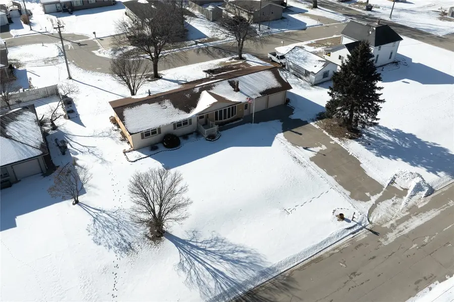 1402 E 3rd Street, Vinton, IA 52349 - #3