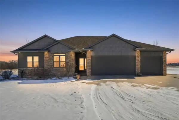 1828 160th Avenue, Manchester, IA 52057