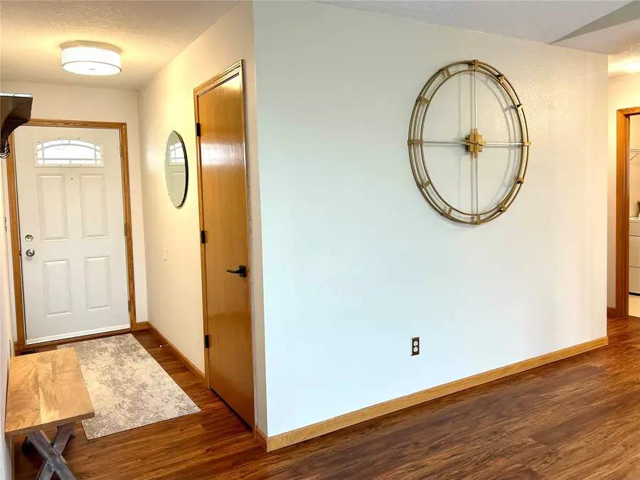 2250 Hillview Dr, Marion, IA 52302 - #2