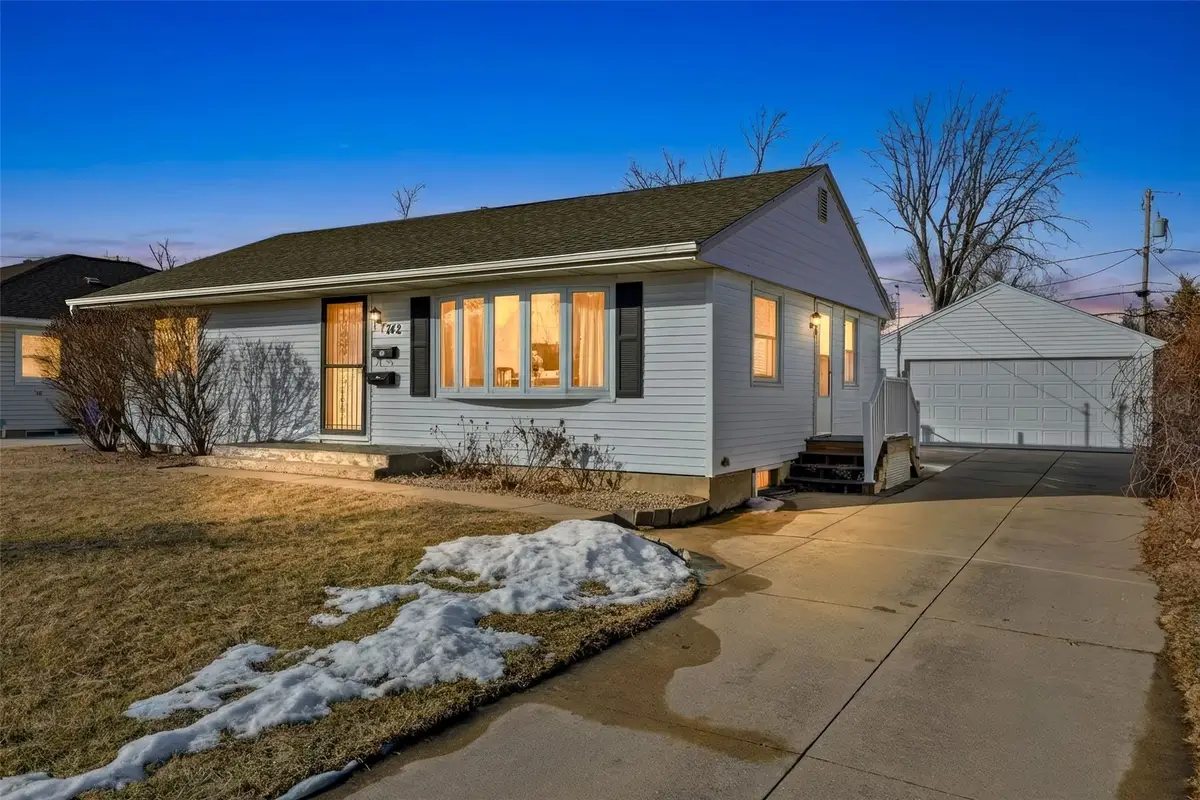 742 43rd St Ne, Cedar Rapids, IA 52402 - Image #1