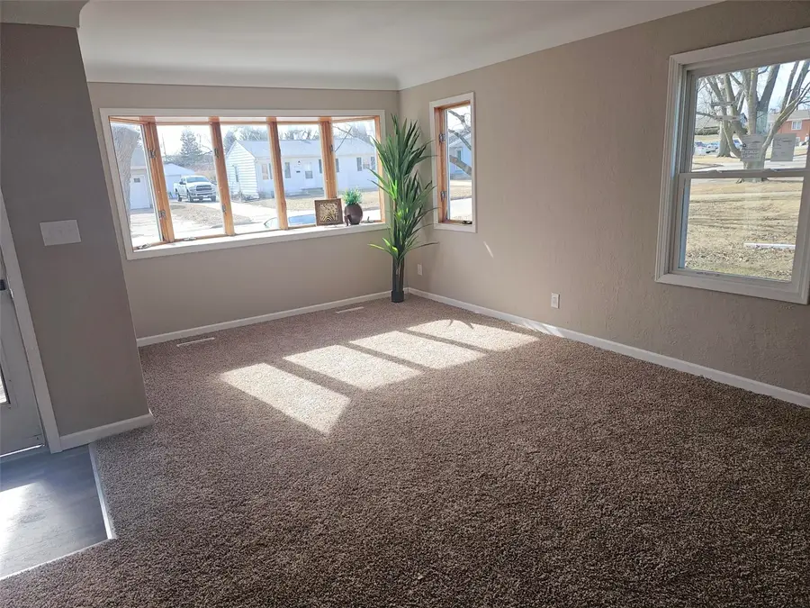 109 E Willman, Hiawatha, IA 52233 - #3