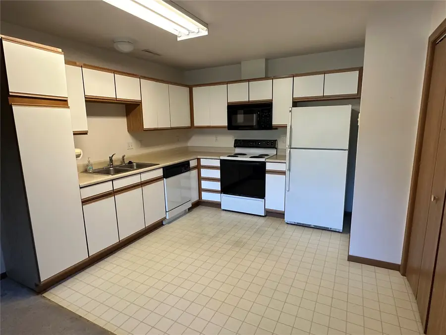 6430 Creekside Drive Ne #4, Cedar Rapids, IA 52402 - #2