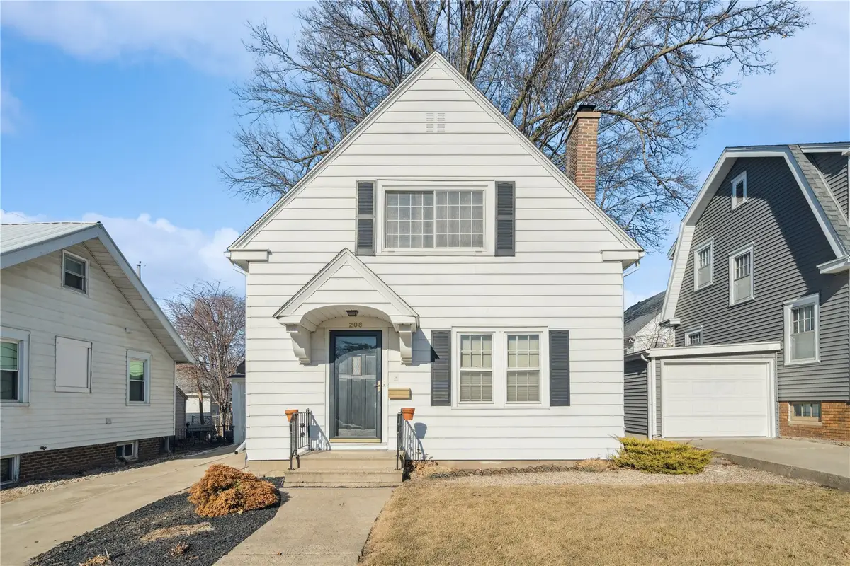 208 24th Street Ne, Cedar Rapids, IA 52402 - #1