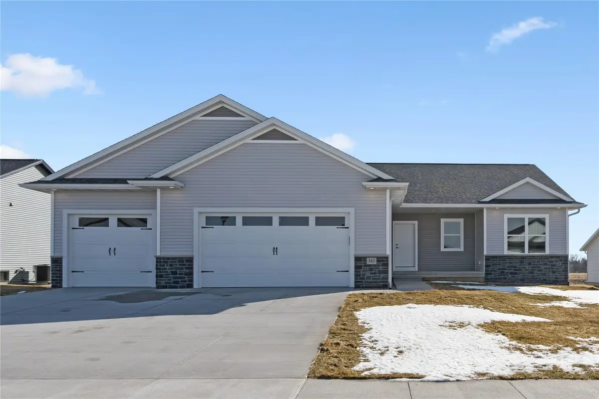 345 Dutch Dr, Robins, IA 52328 - #1