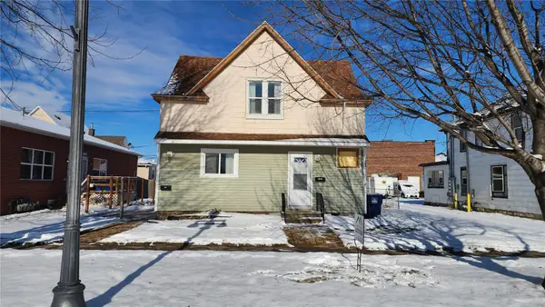 209 5th St W, Vinton, IA 52349