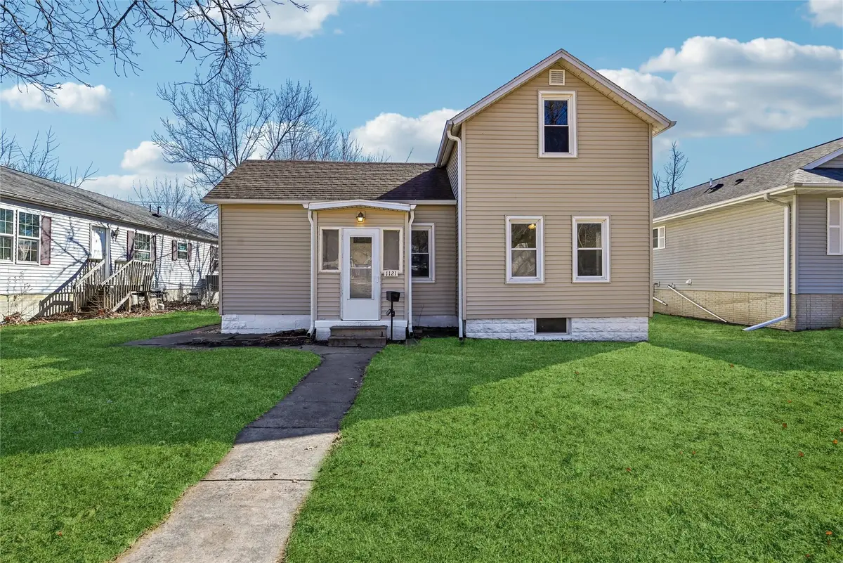 1121 11th Street Nw, Cedar Rapids, IA 52405 - #1