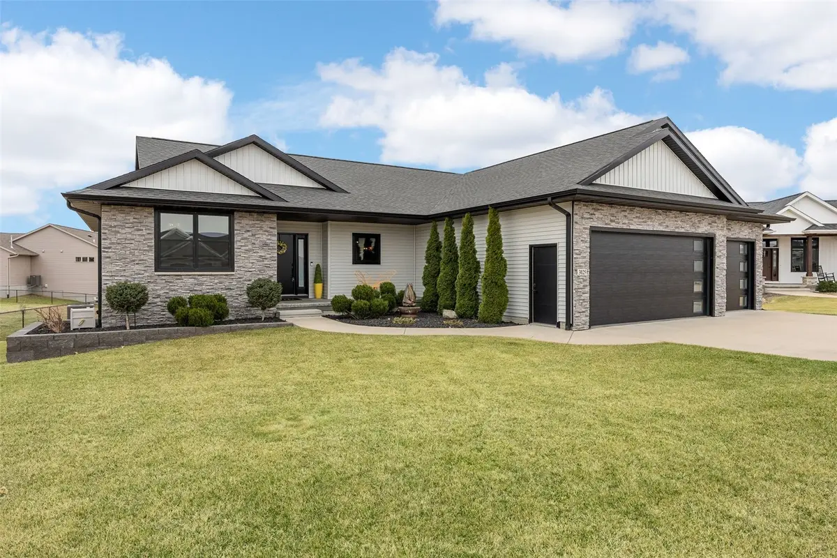 3025 Valley Court, Hiawatha, IA 52233 - #1